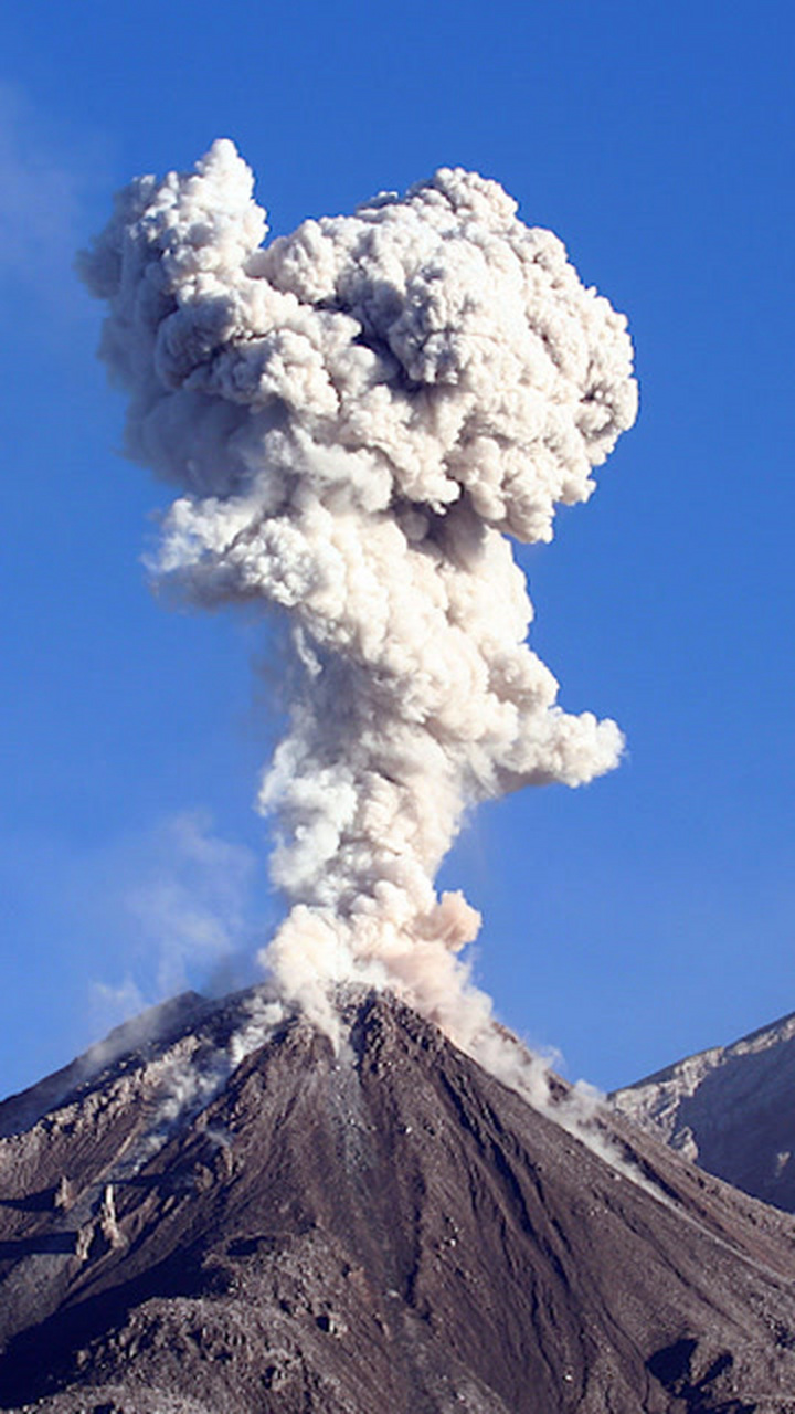 印尼塞梅鲁火山及伊布火山喷发: 据印尼火山和地质灾害研究机构(pvmbg