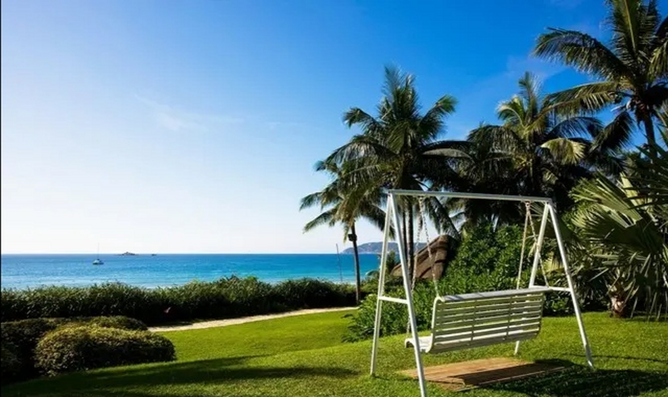 海南公园的椅子:休闲时光的"隐形守护者" 公园,这个充满生活气息的