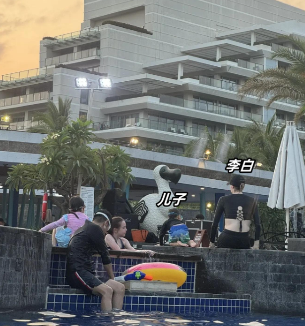 撒贝宁一家4口三亚旅游,撒贝宁穿潮牌好时髦,李白穿泳衣好白皙