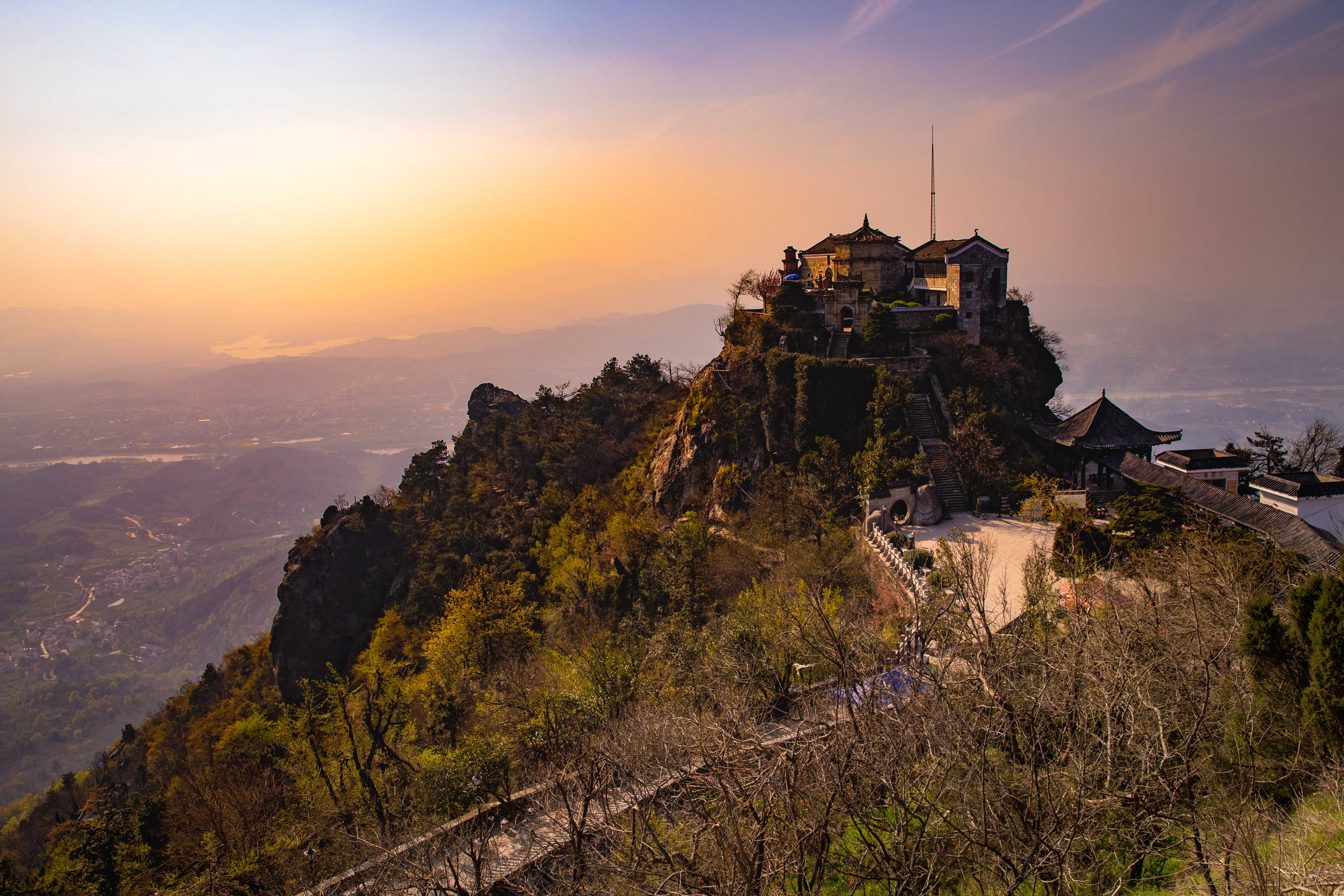 看过了美丽的花,不如再来黄陂区的木兰山参观一番,毕竟这里是木兰文化