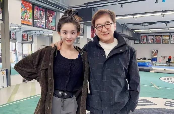 古力娜扎为成龙庆70岁大寿晒亲密合影关系好两人相差38岁