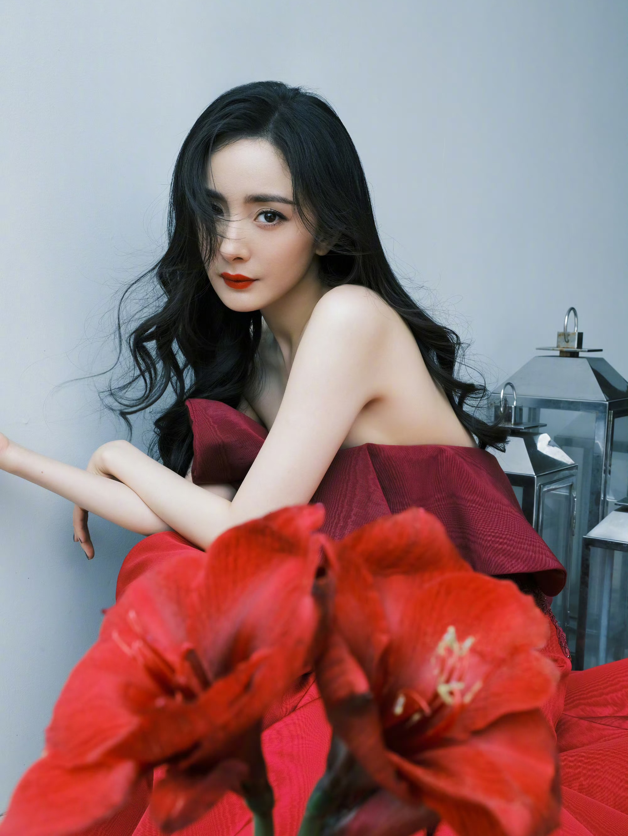 杨幂一袭红色连衣裙,尽显女明星风范.