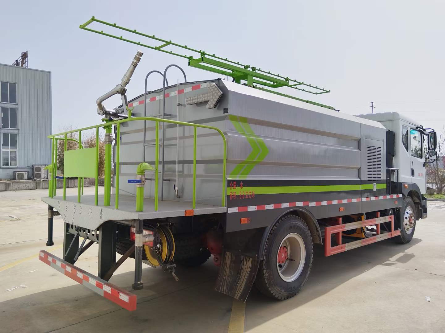 东风d9光伏面板清洗车厂家说18万到19万,你会选它吗