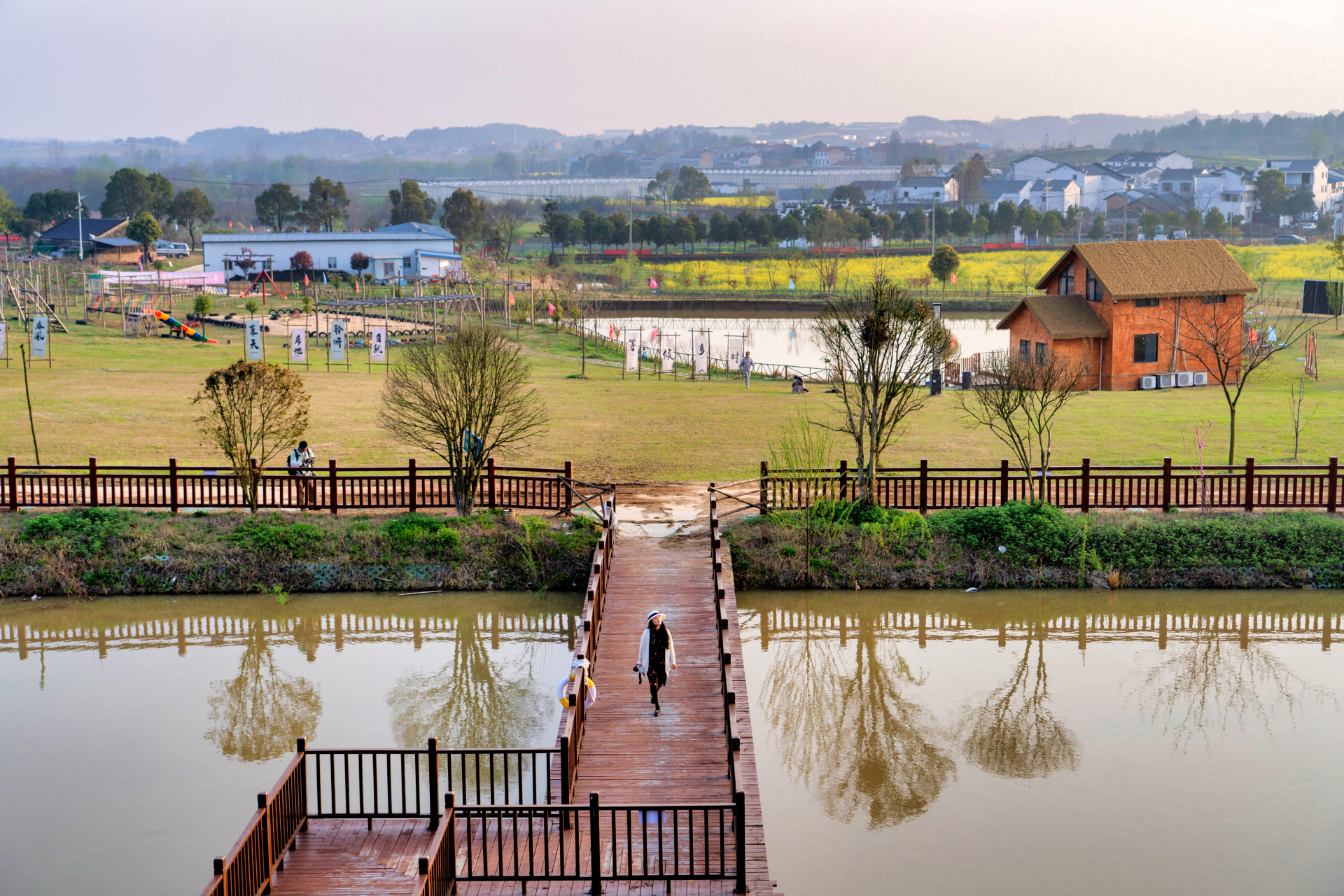 扑面而来的油菜花,青翠的茶园,故事感十足的老房子,清澈的小河村外