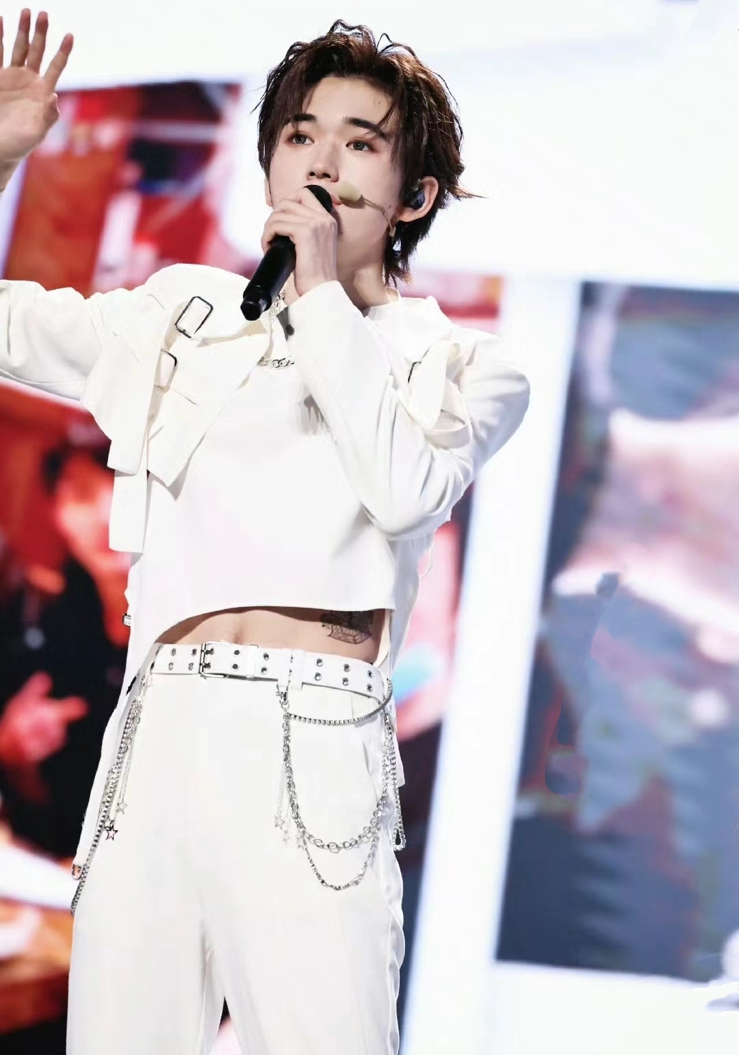 喜欢宋亚轩在舞台上尽情歌唱的样子,仿佛整个人都在发光,他挥舞青春