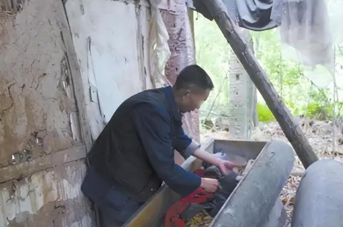 回顾女子离奇身亡父亲24年不下葬成不腐干尸坚信她含冤而死