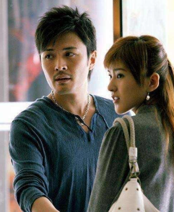 于小伟与高圆圆分手14年他娶平凡妻子翻红她嫁小丈夫高龄产女