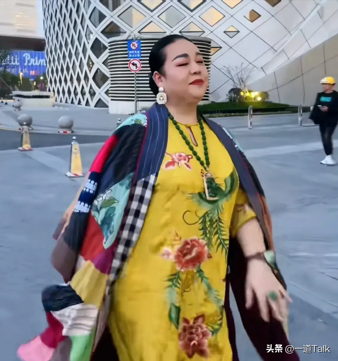 民间流传一句话:"宁可不穿鞋,也要看边玉洁",由此也能看出,边姐在观众