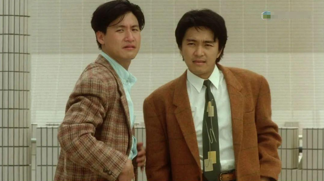 电影《咖喱辣椒》中29岁的张学友与28岁的周星驰(1990)职场得意,情场
