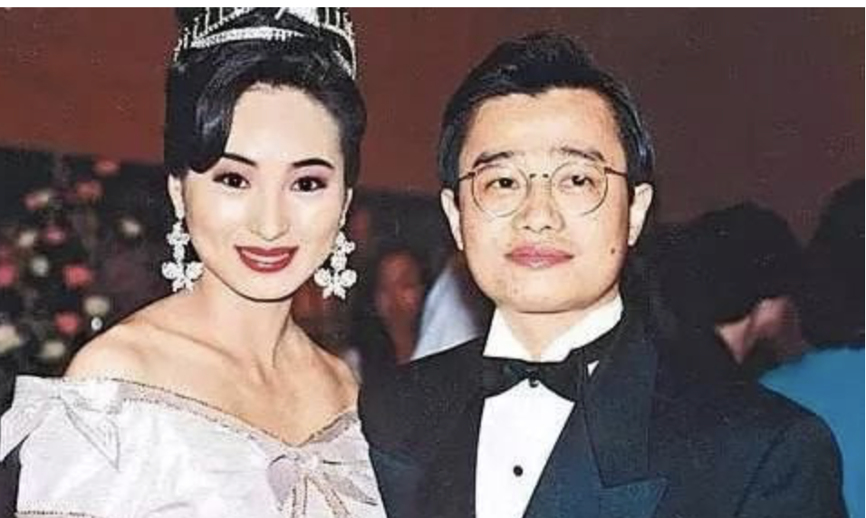 1982年,在选美活动中结识了香港巨富郑裕彤的次子郑家成.