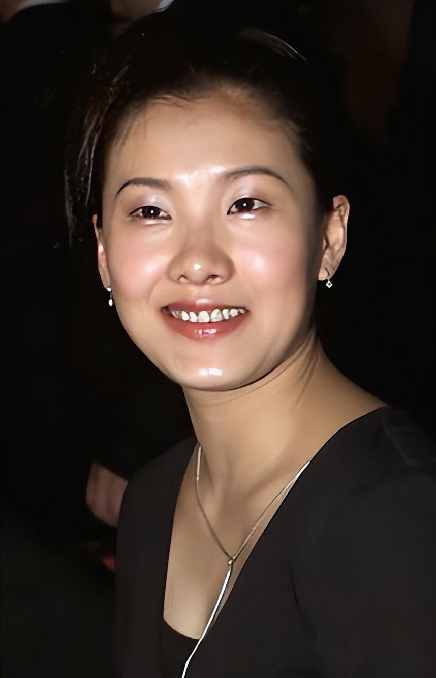 22年前不顾全家反对嫁大26岁丈夫的伏明霞后悔了吗