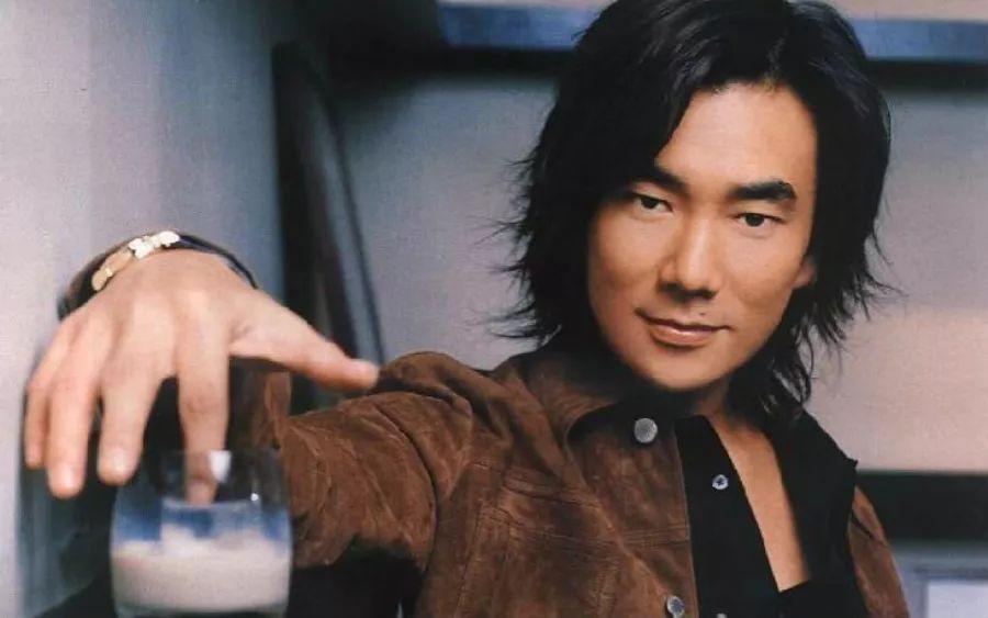 在周杰伦制霸乐坛之前,当红的人正是任贤齐.