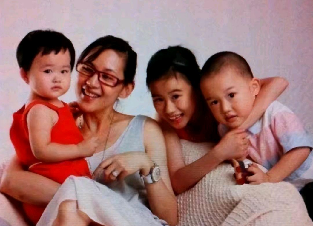 主持人王津元嫁大4岁富豪郭广昌连生3个孩子她过得幸福吗