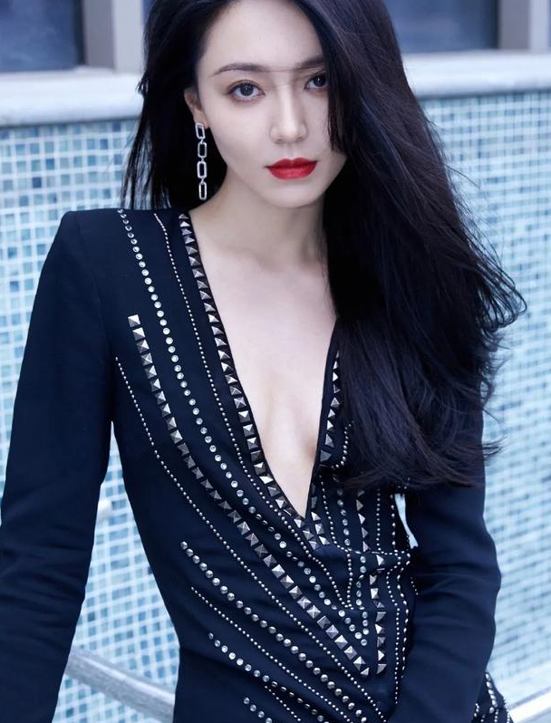 黄梦莹从清纯到性感,穿深v紧身裙v领到脐,大秀事业线!