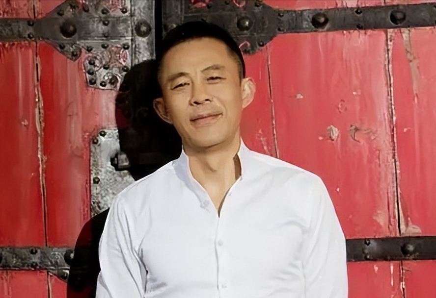 侯勇有钱变坏记三个妻子一个情人房子越换越大老婆越换越小