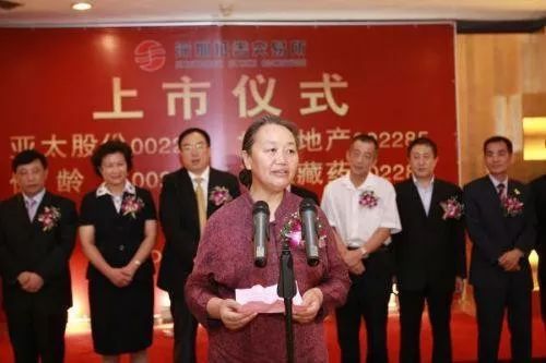 何超琼身边的白发老太来头竟然这么大