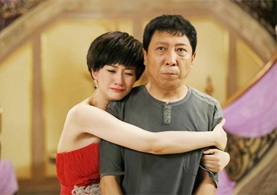 他一眼爱上妻子拍戏30年钱都上交爱好回家吃饭做家务