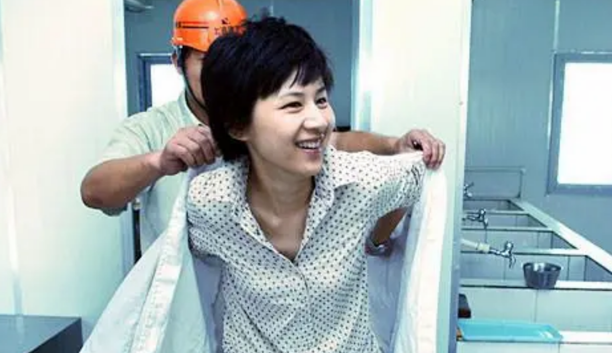 主持人王津元嫁大4岁富豪郭广昌连生3个孩子她过得幸福吗