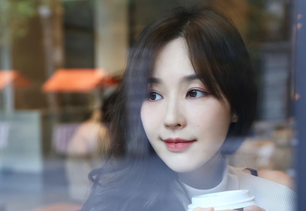 她清纯漂亮事业上升期嫁大21岁老公十年生一对儿子后突然离婚