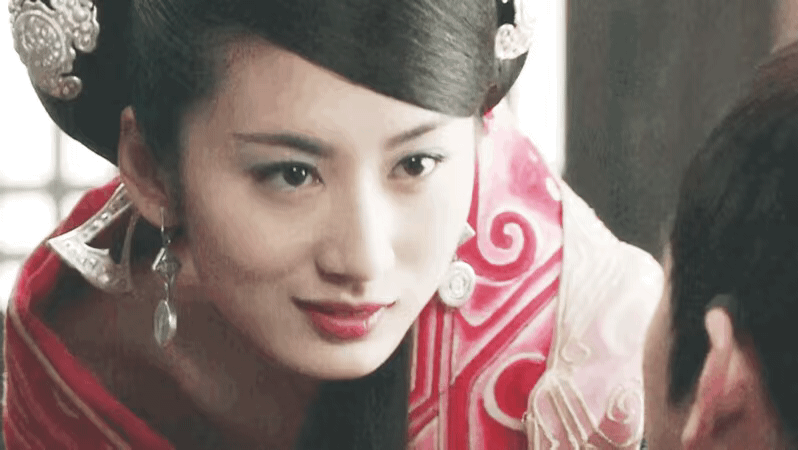 但走红之后,她并没有接到多少好的剧本,依旧在小成本里打转,还因为