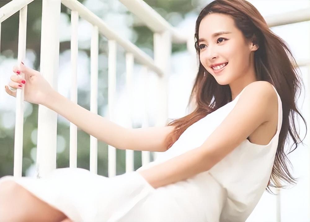 她清纯漂亮事业上升期嫁大21岁老公十年生一对儿子后突然离婚