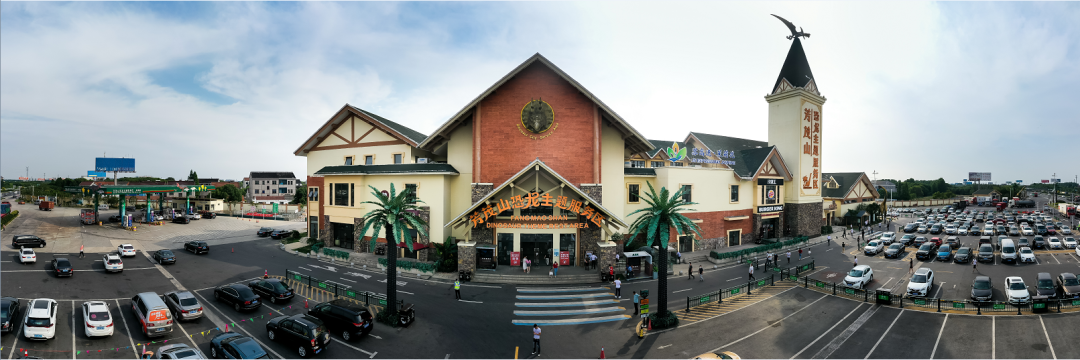 高速公路上建起的购物中心