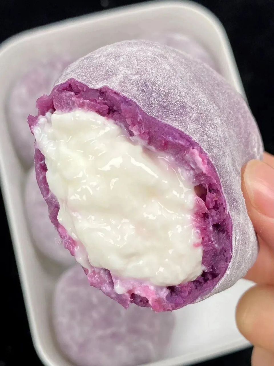 融合传统与现代元素的创意甜点,外皮柔软q弹,内馅以紫薯泥和奶油为主