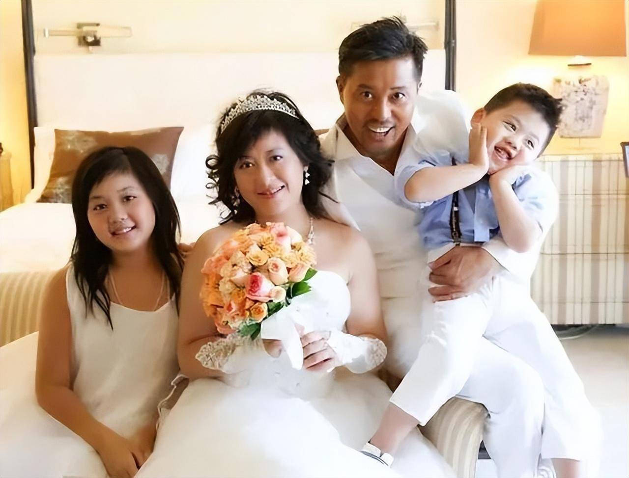 夏菁在拍戏时遇到了演员佟瑞欣,两人曾一同在片场奋斗,共同塑造了多个