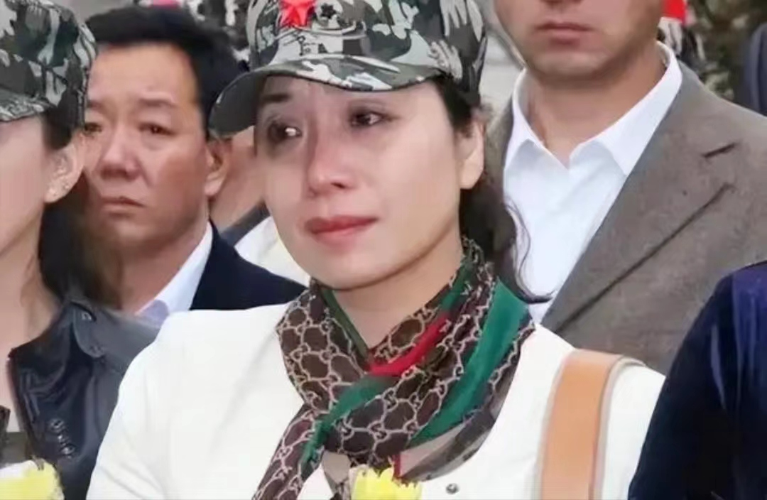 86年老山战场女护士亲吻18岁临终士兵29年后在他墓前痛哭