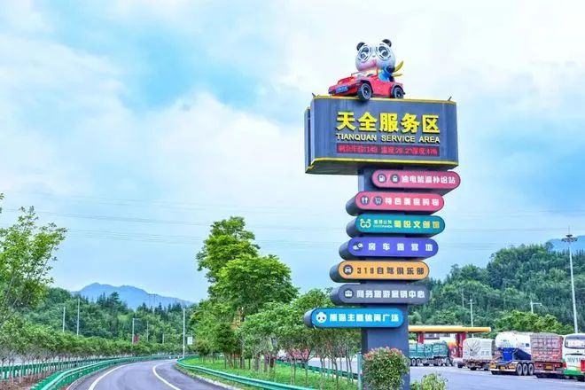 高速公路上建起的购物中心