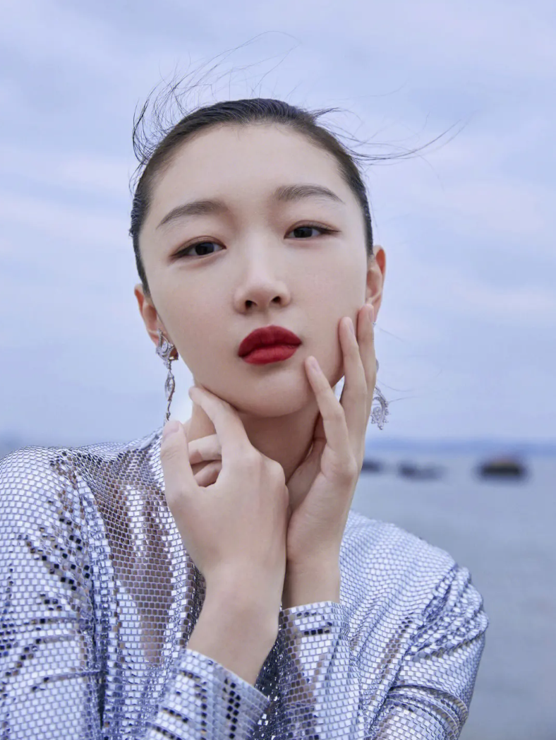 2021年,周冬雨携手徐凯,张嘉倪等众多大牌演员打造的古装大戏《千古玦