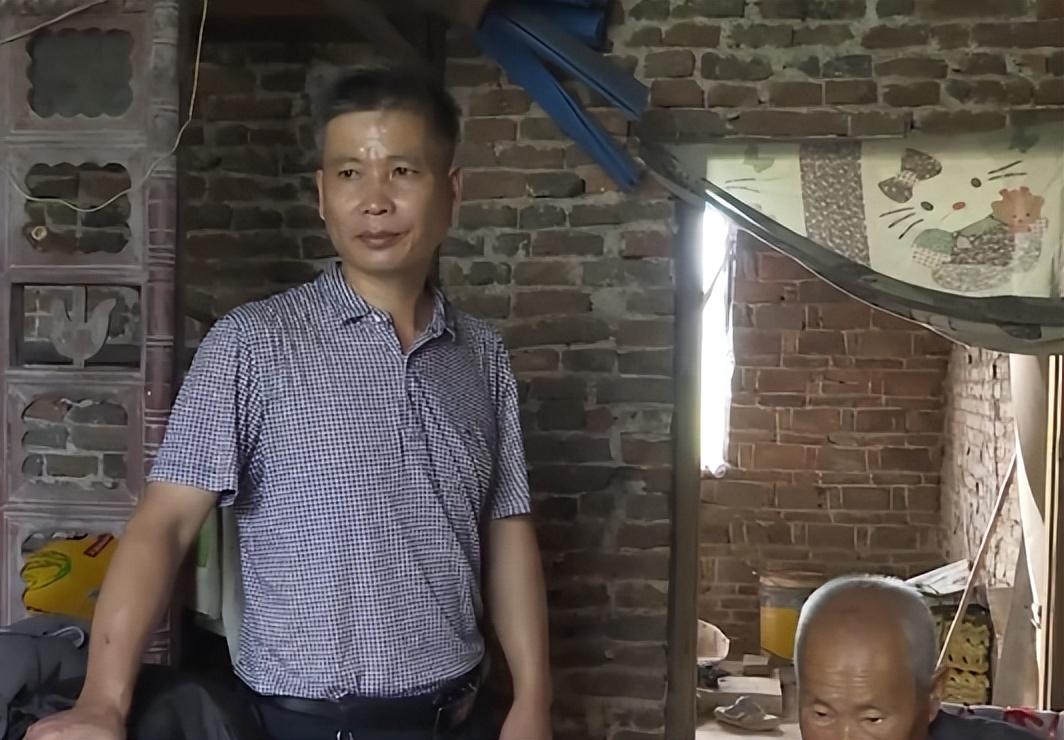 回顾6个儿子住洋楼别墅92岁老父住破屋危房儿子不关我的事