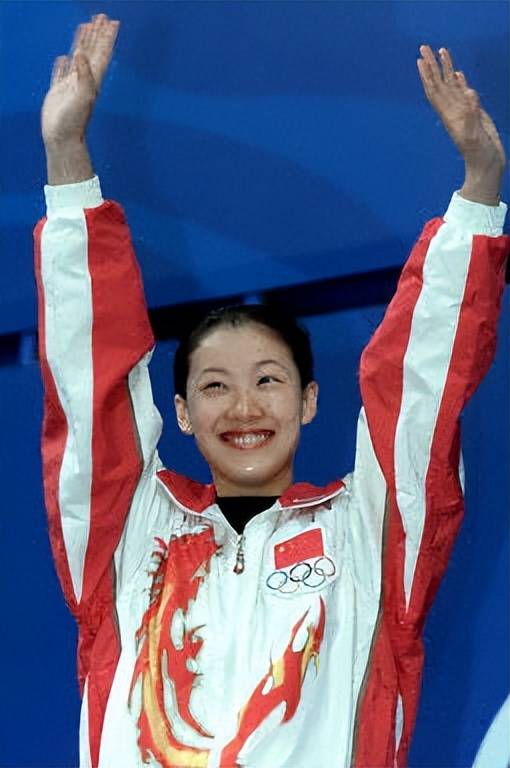 22年前不顾全家反对嫁大26岁丈夫的伏明霞后悔了吗