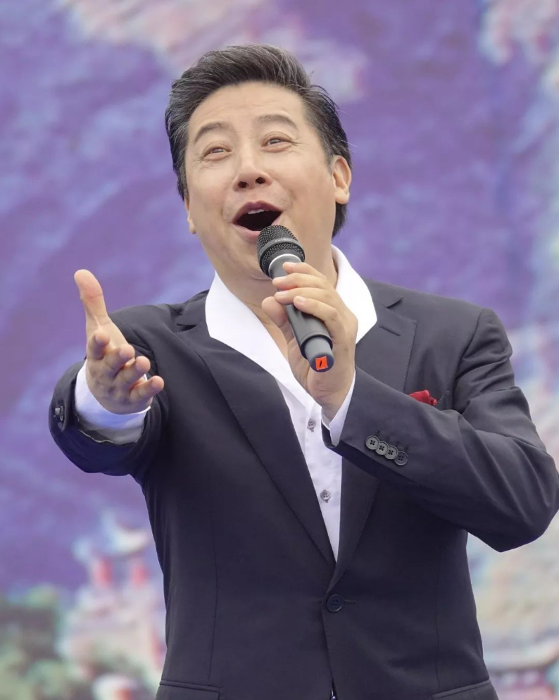 魏金栋多次上春晚被誉为新春第一唱娶圈外妻子恩爱幸福