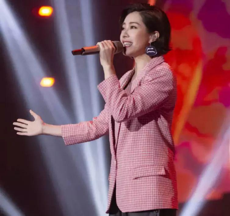 回顾她是平民天后周星驰找她演柳飘飘爆红3年便销声匿迹