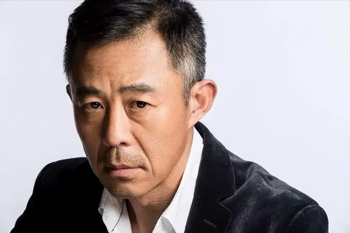 因《高地》一戏认识的侯勇和邢宇菲被拍到出入酒店的照片,一时之间