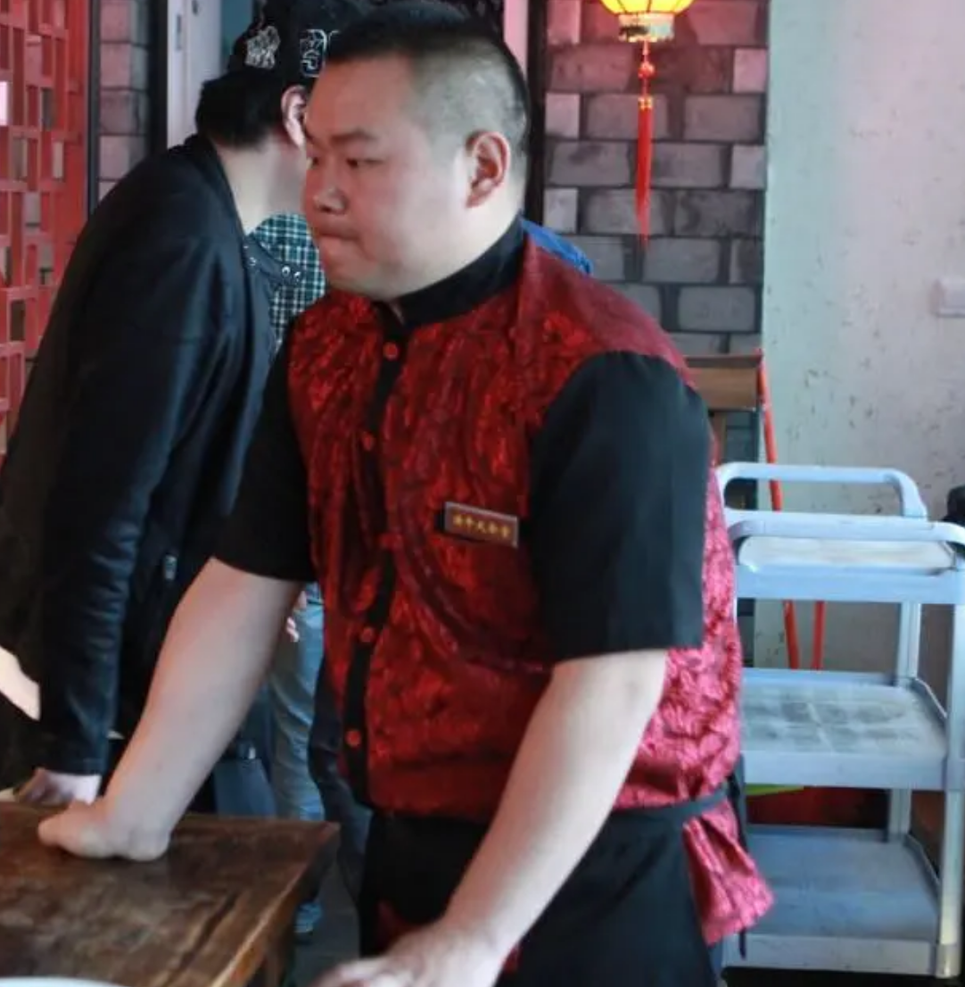 岳云鹏五个姐姐疼他女大学生帮他妻子扶他郭德纲捧他