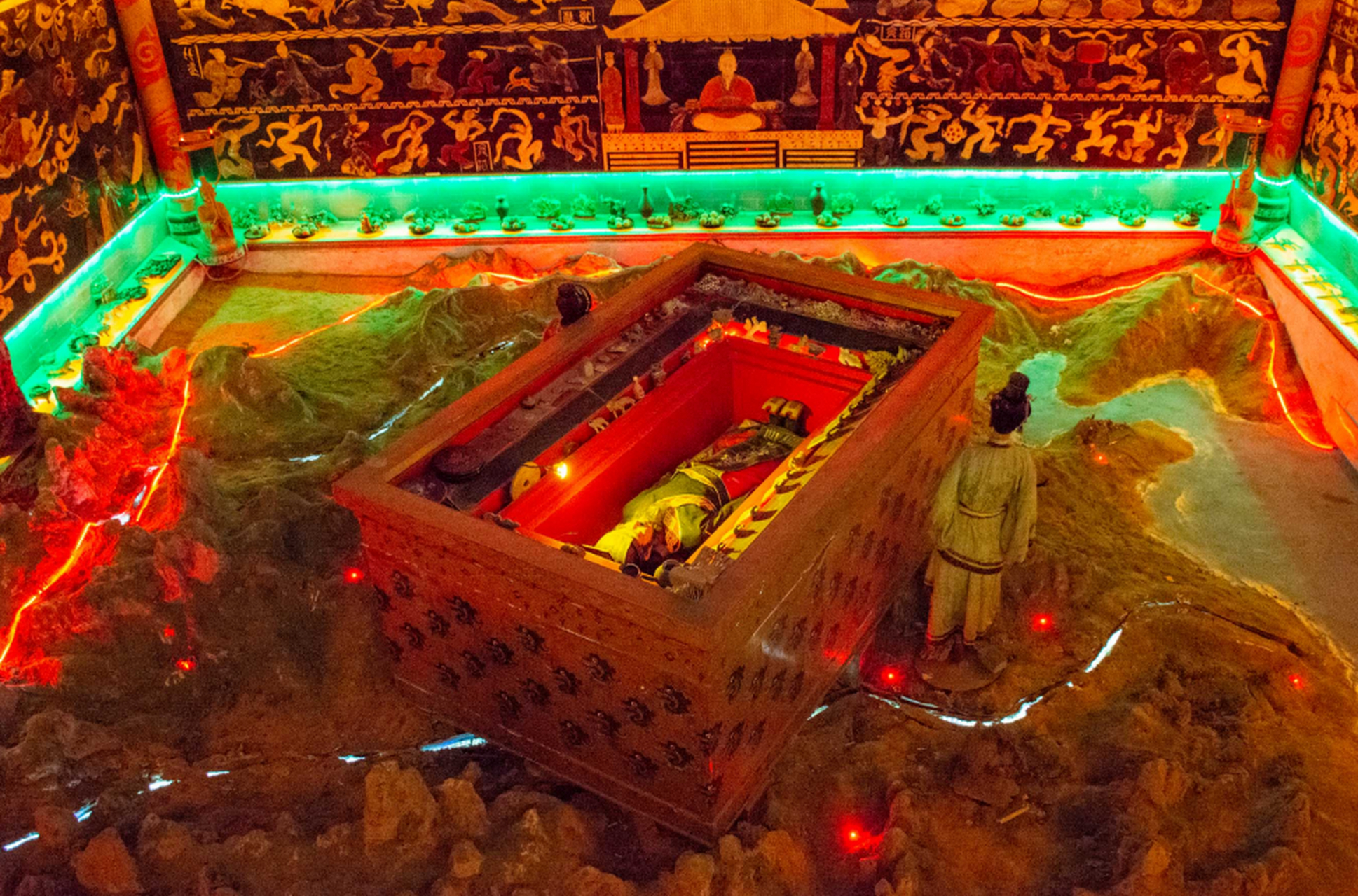 前些年在西安时,去过一次秦陵地宫,当时还以为是真实的秦始皇陵园