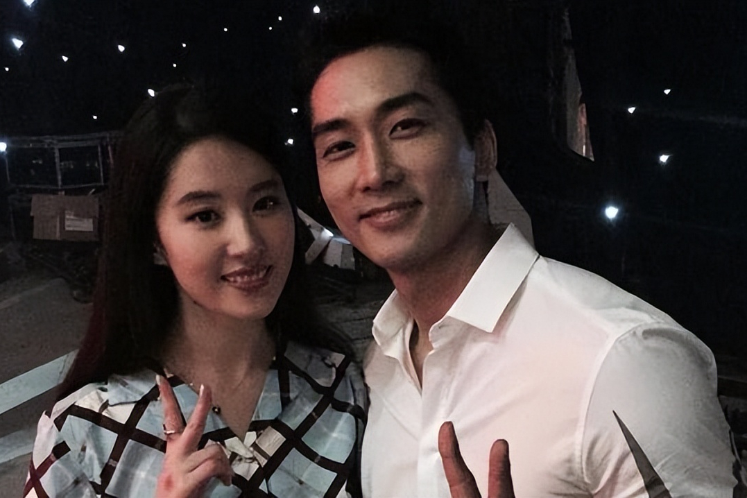 从他2015年时发的微博可以看出,宋承宪对刘亦菲的追求可以称得上是