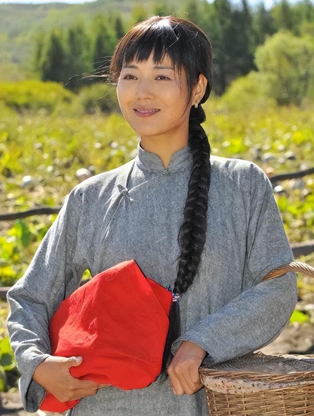 王茜华分手后心有不甘千里追夫挽回爱情43岁高龄生子获幸福