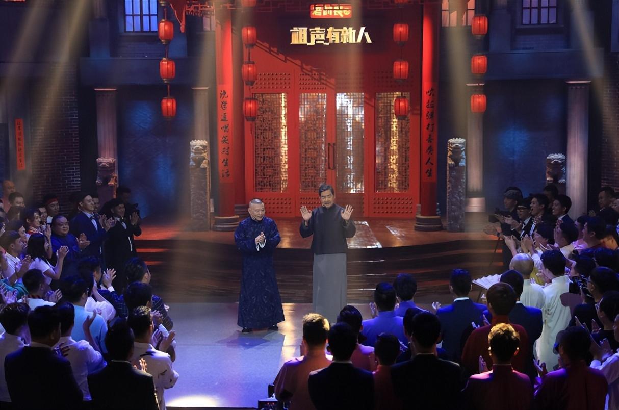 没有什么比座无虚席更能说明德云社的爆火,无论是几个小剧场,还是万人