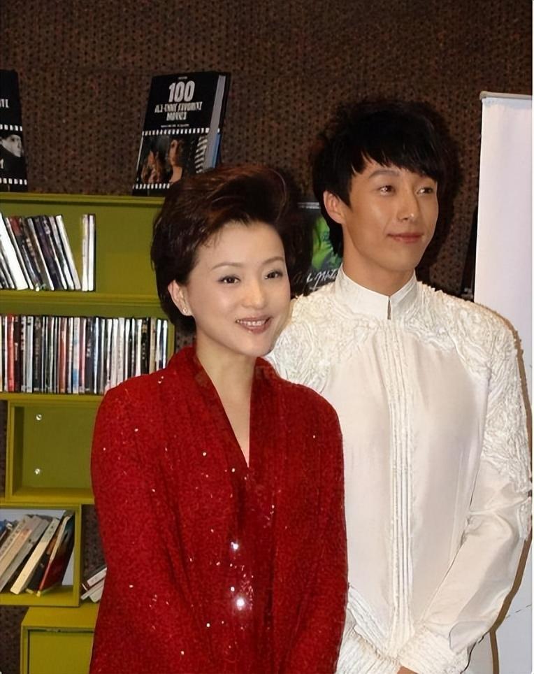 杨澜前夫倾家荡产供她上学转身却嫁亿万富豪现状都过得怎样