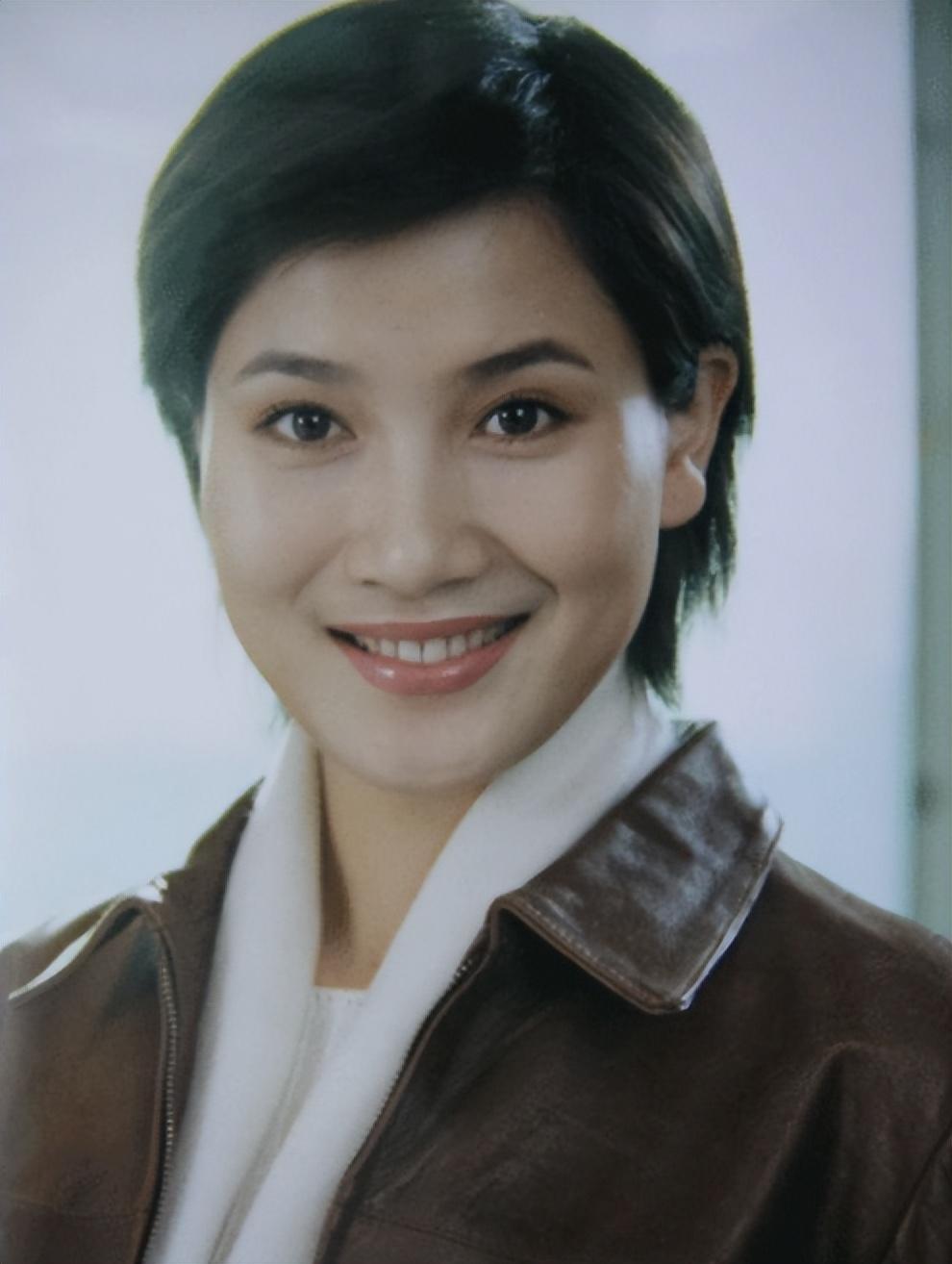 侯勇与第一任妻子是大学同学.志同道合,两人顺理成章结了婚.