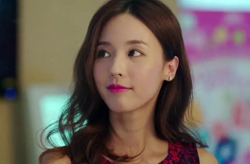 她清纯漂亮事业上升期嫁大21岁老公十年生一对儿子后突然离婚