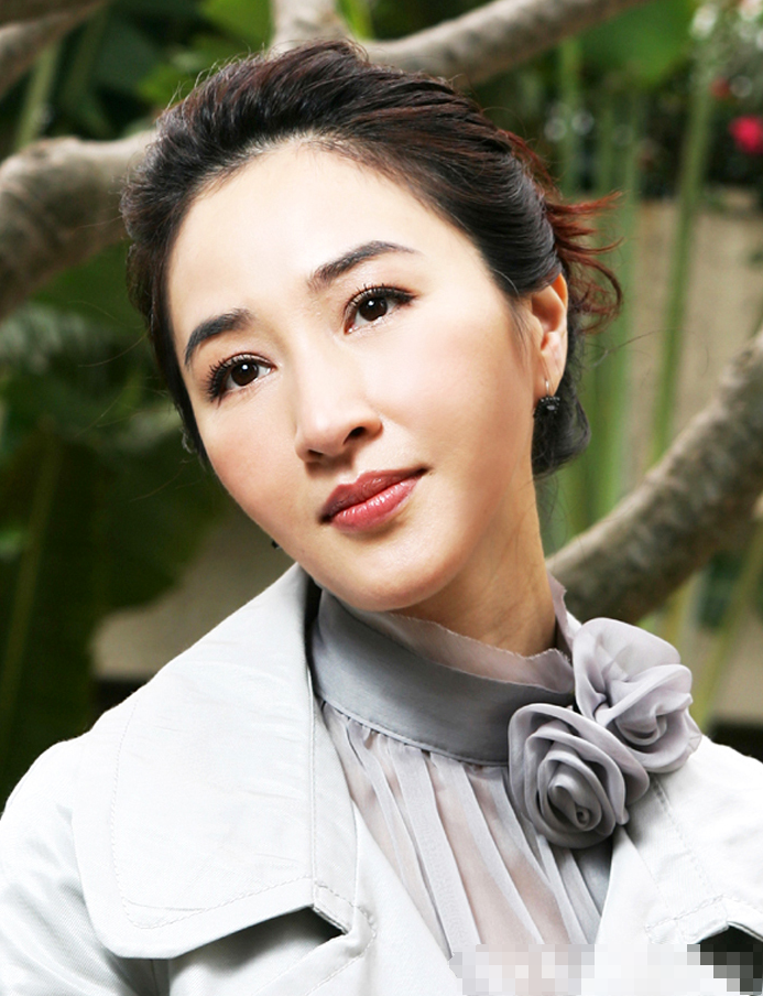 看她的近照就可以发现,关咏荷隐退之后,确实不会每次出镜都浓妆艳抹