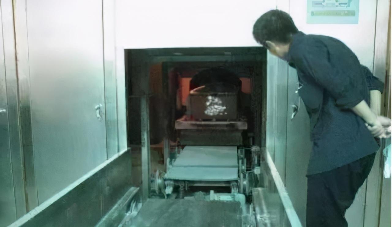 回顾老人去世后火化炉内却传出哭声工作人员要相信科学