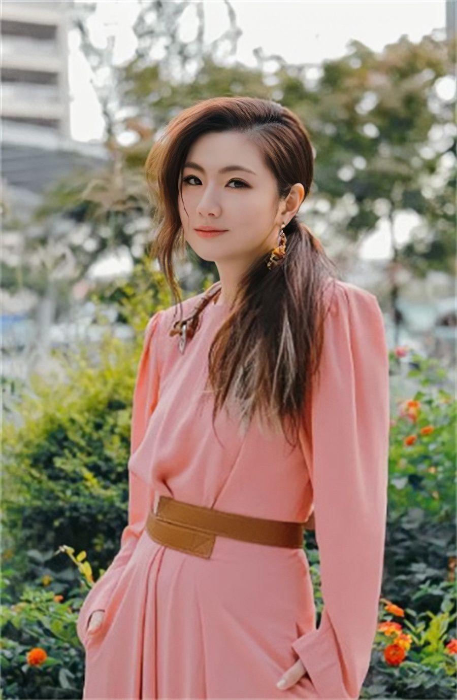 而离婚后,任家萱便得了严重的心理障碍,甚至于失声不能唱歌.