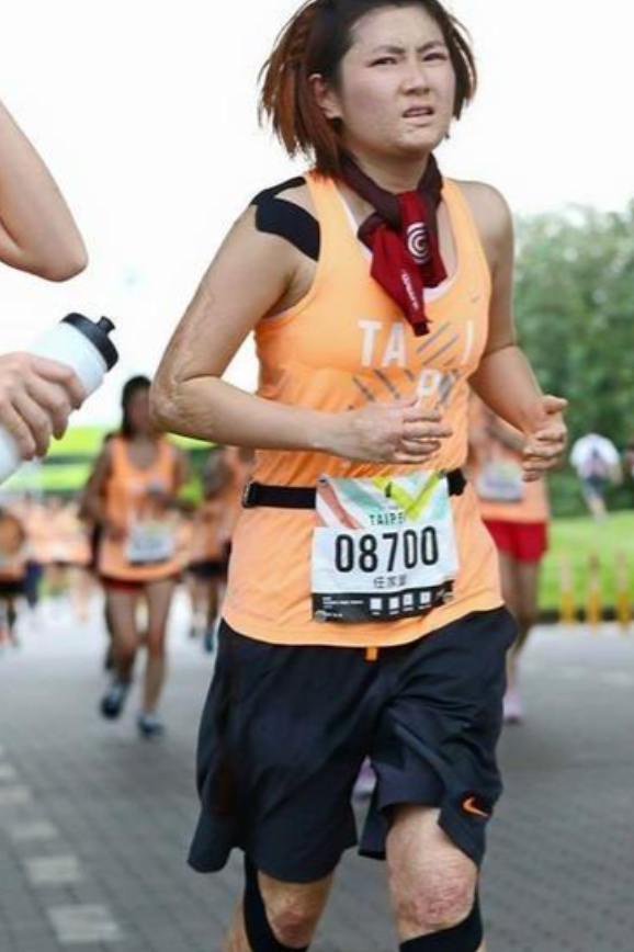 起初还没有爆破时,任家萱便很紧张,不知是否有预感会出事,还是第一次