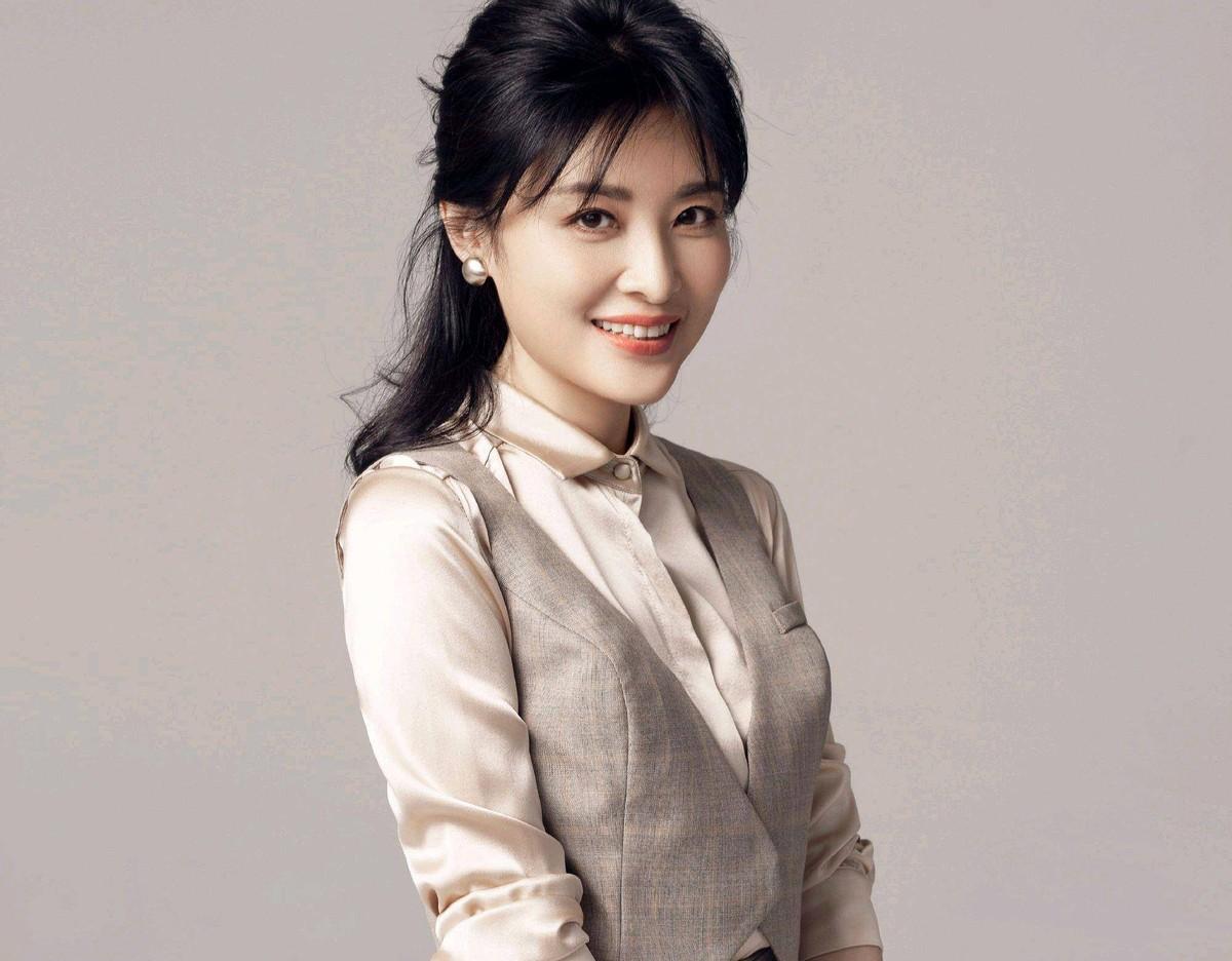 央视主持人周涛第一段婚姻让她痛苦第二段婚姻给她救赎