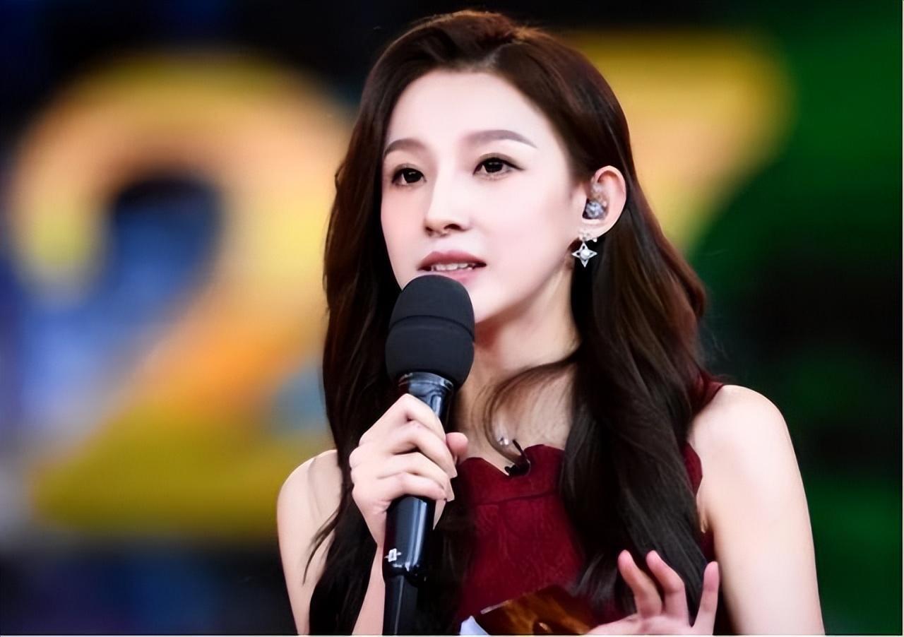 新上任的央视一姐风头盖过董卿和李红美貌堪称天仙